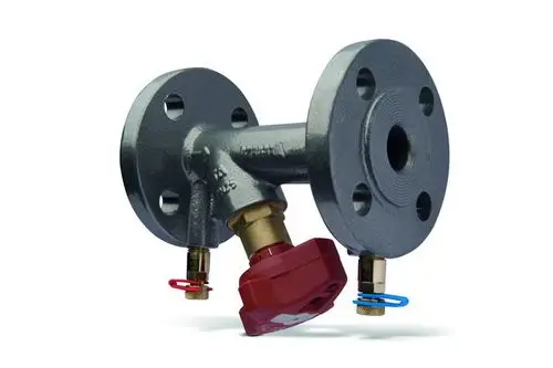 Flanschventil mit zwei Anschlüssen und einem roten Regelkopf, hergestellt von IMI Hydronic Engineering. Metalloberfläche, für Heizungs- oder Wasseranwendungen geeignet.
